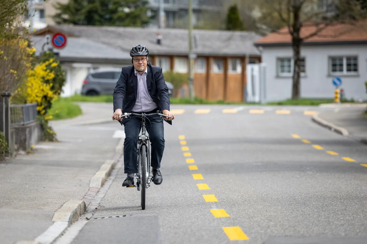Bauvorstand Stefan Feldmann trat bei der Präsentation des Pilotprojekts selbst in die Pedale.